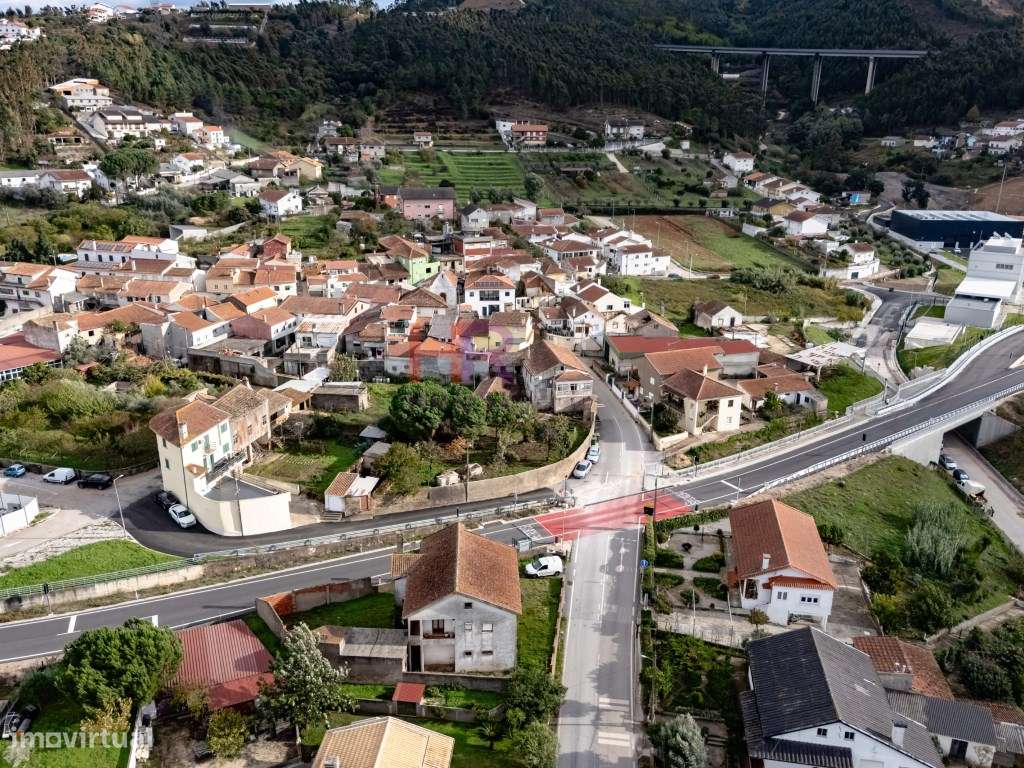 Coimbra, Vende-se Moradia com terreno e jardim.-43