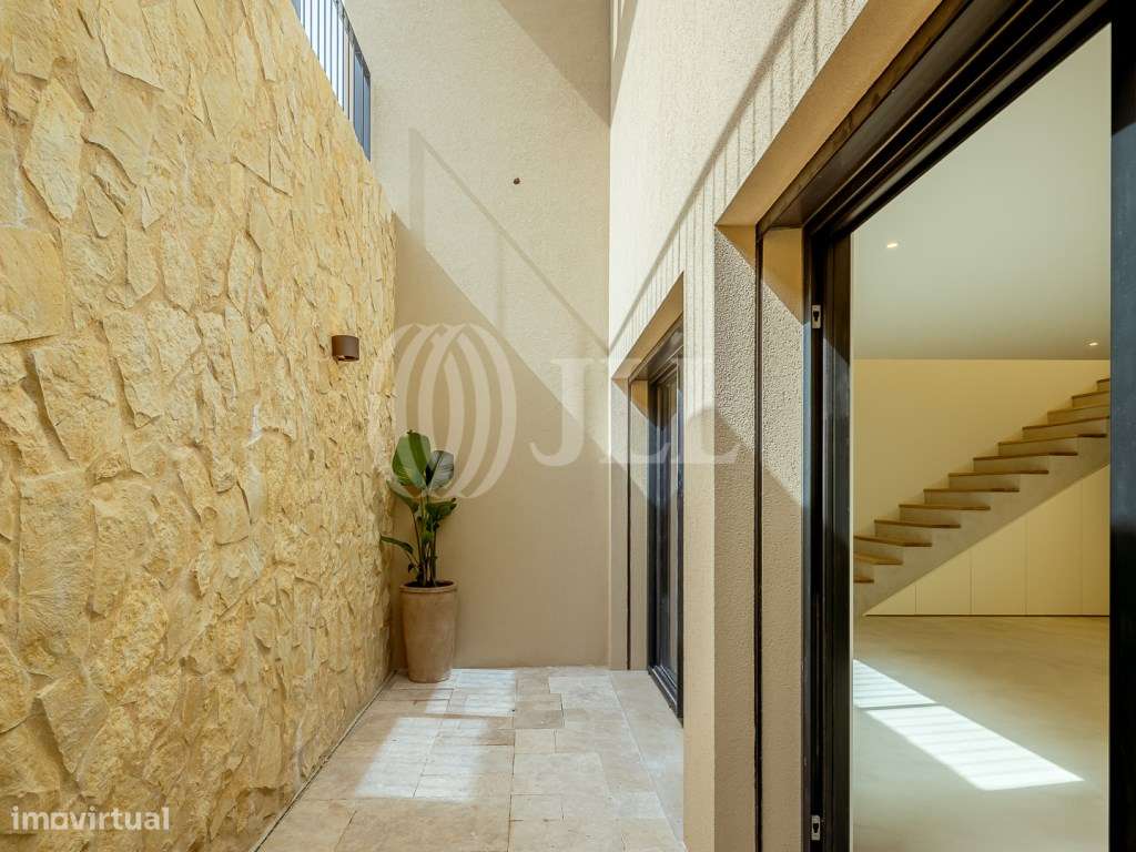 Moradia T3+1 com jardim, piscina e garagem, no Estoril-33