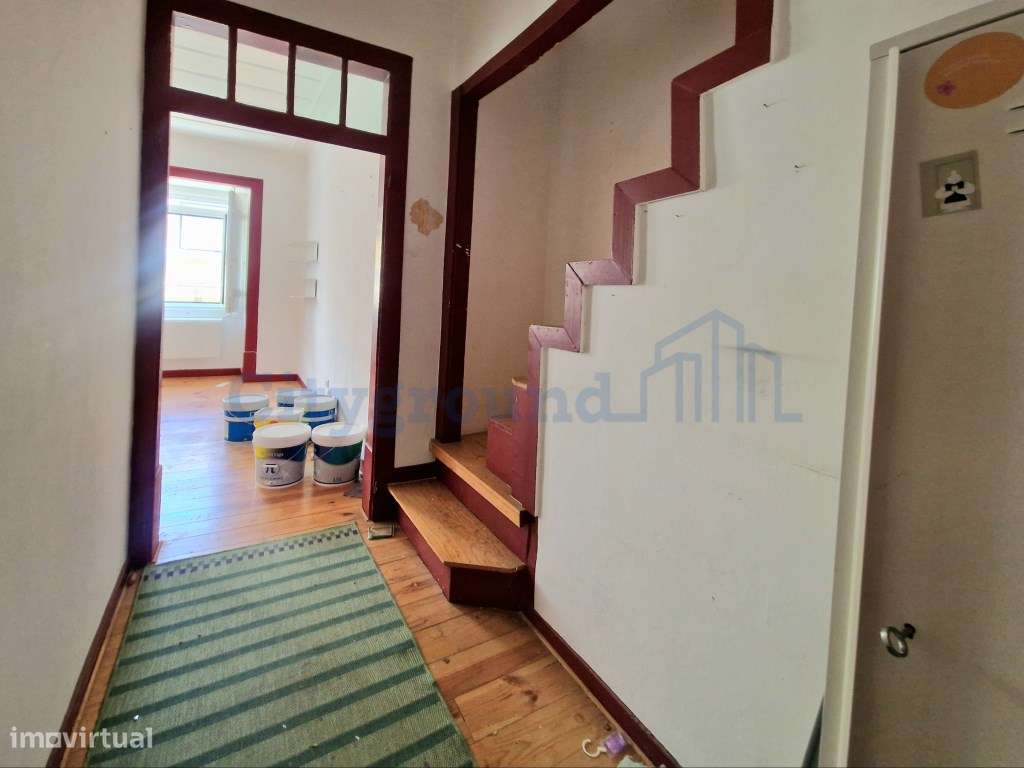 Apartamento T2 Duplex no Príncipe Real para reabilitar a seu gosto-9