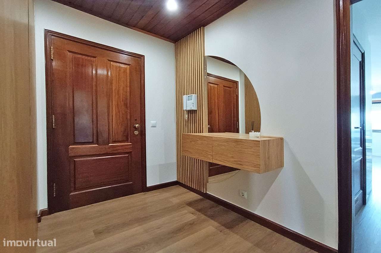 Apartamento T3 Renovado c/áreas generosas Paços de Brandão-5