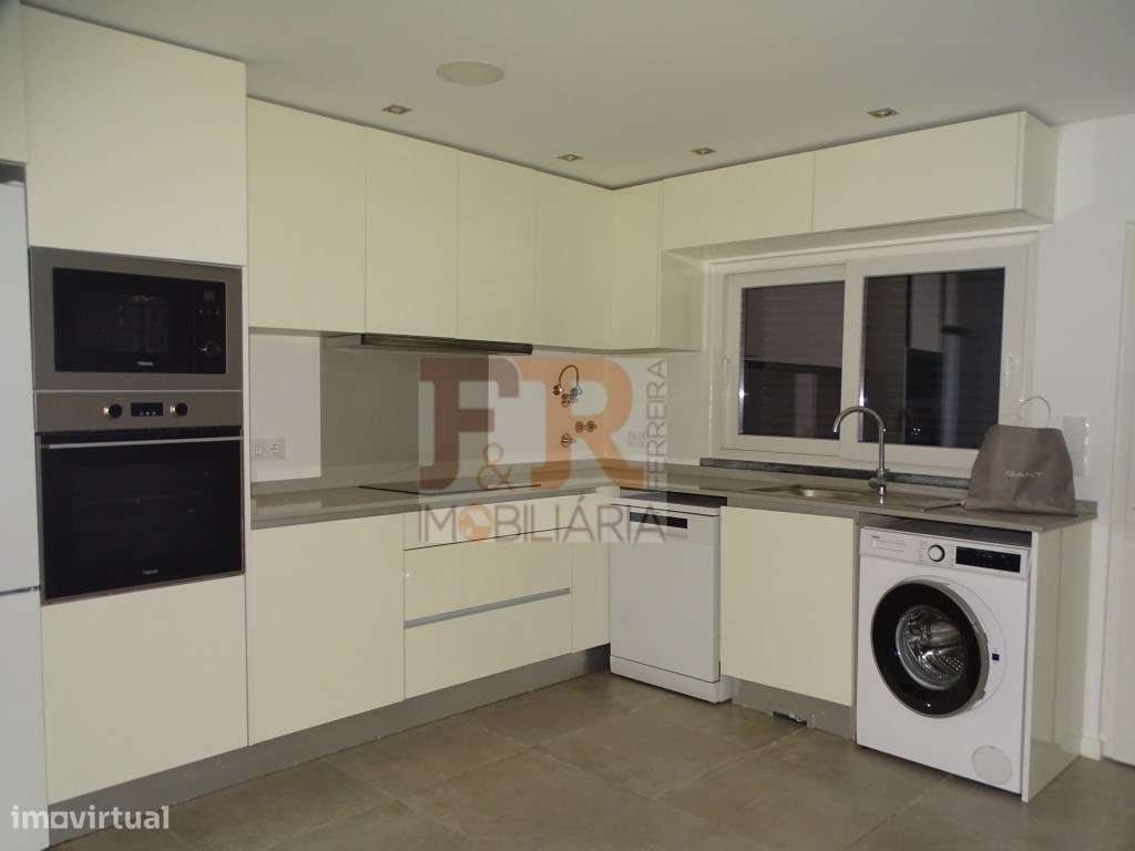 Moradia Geminada Duplex T3 semi-nova com Pérgula , Fernão Ferro
di...-21
