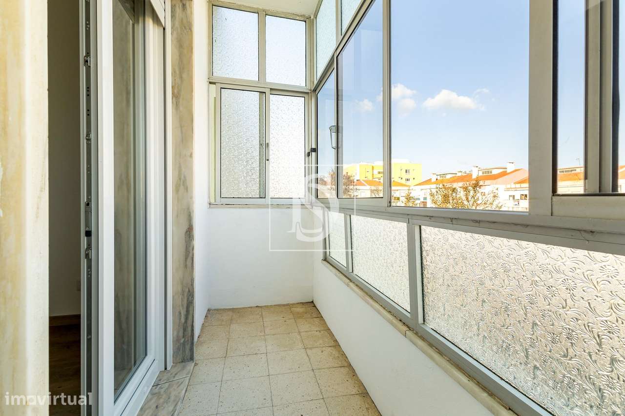 Apartamento T2 remodelado com sótão aproveitado | Av. Dr. António Rodr - Grande imagem: 4/15