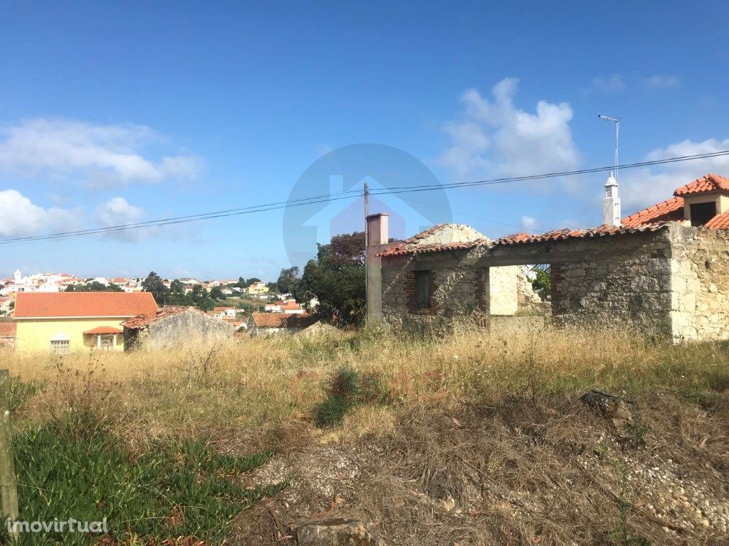 Terreno com ruina situado no Nadadouro