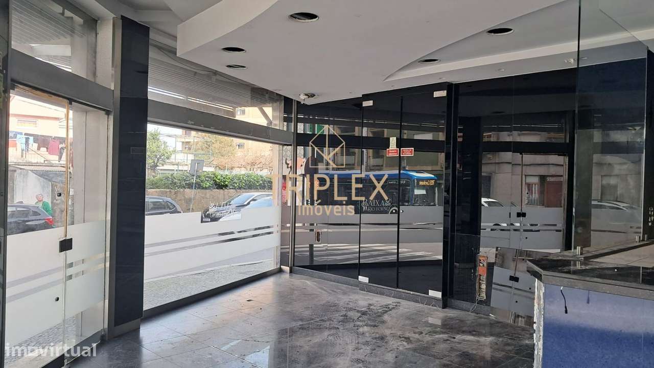 Loja com grande montra e cave - Grande imagem: 5/27