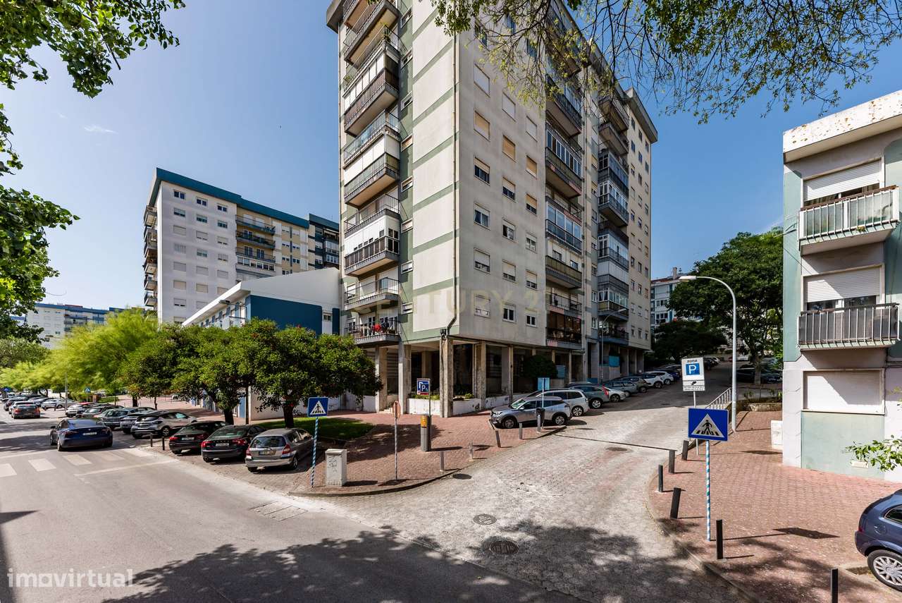 T3 Amplo, Luminoso e Totalmente Remodelado na Praceta Gomes Leal, em C-5