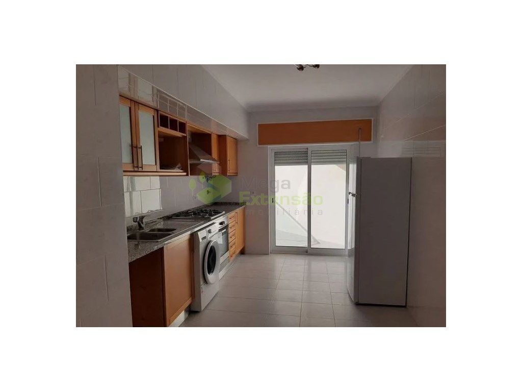 Apartamento T2, com varanda e arrecadação, Azambuja