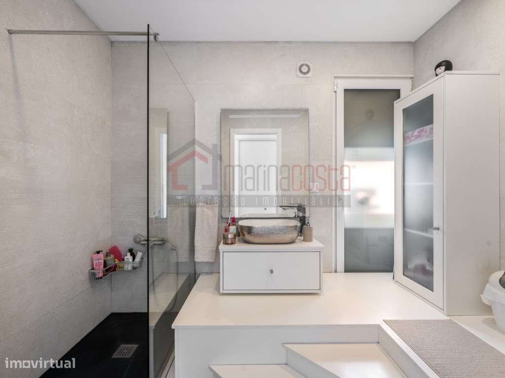Moradia de Luxo T3 com Piscina e Vista Mar-25