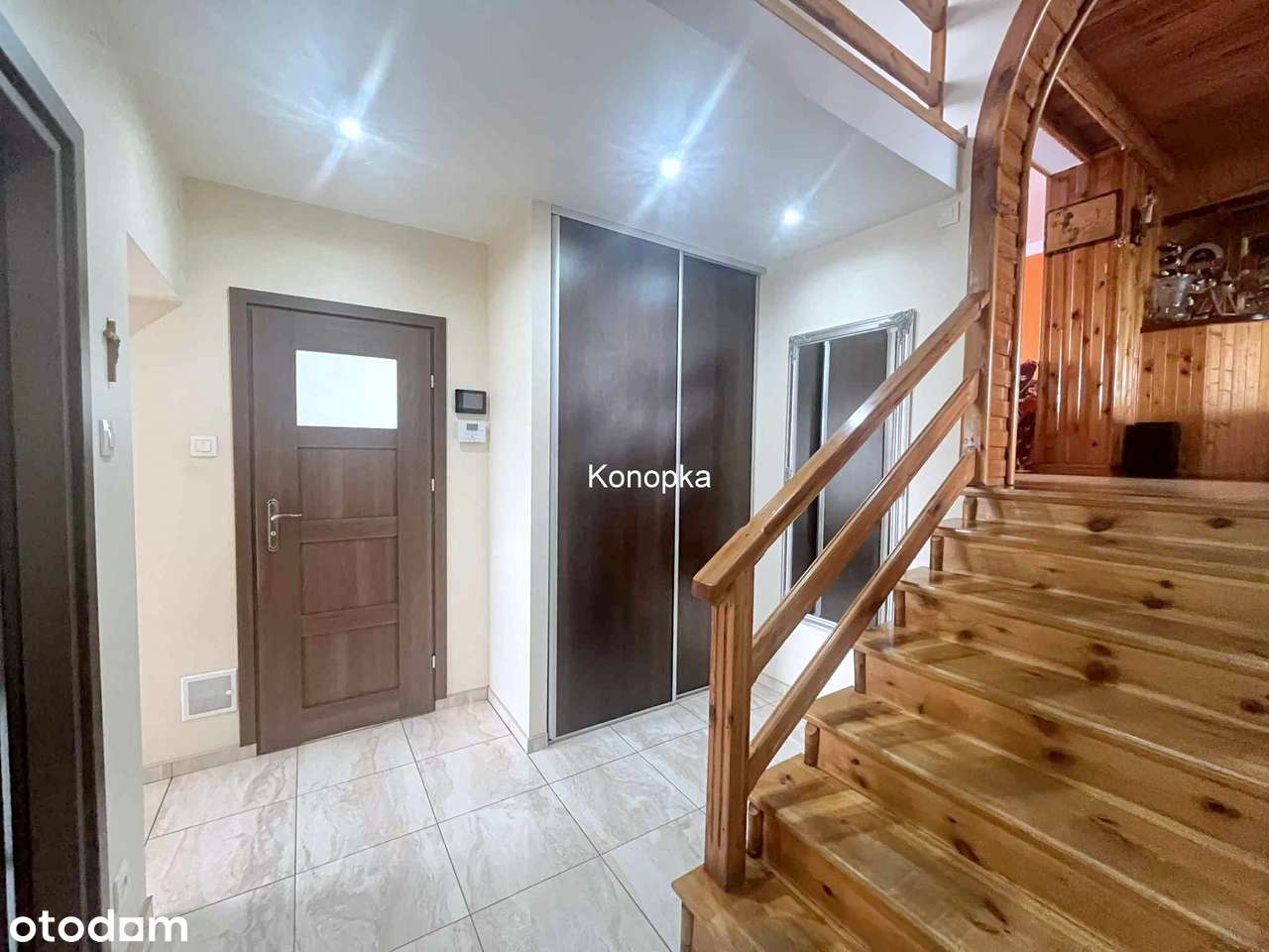 Solidny dom z tarasem i garażem-4