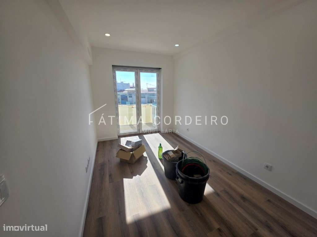 Excelente Apartamento T3 Remodelado em Almada-17