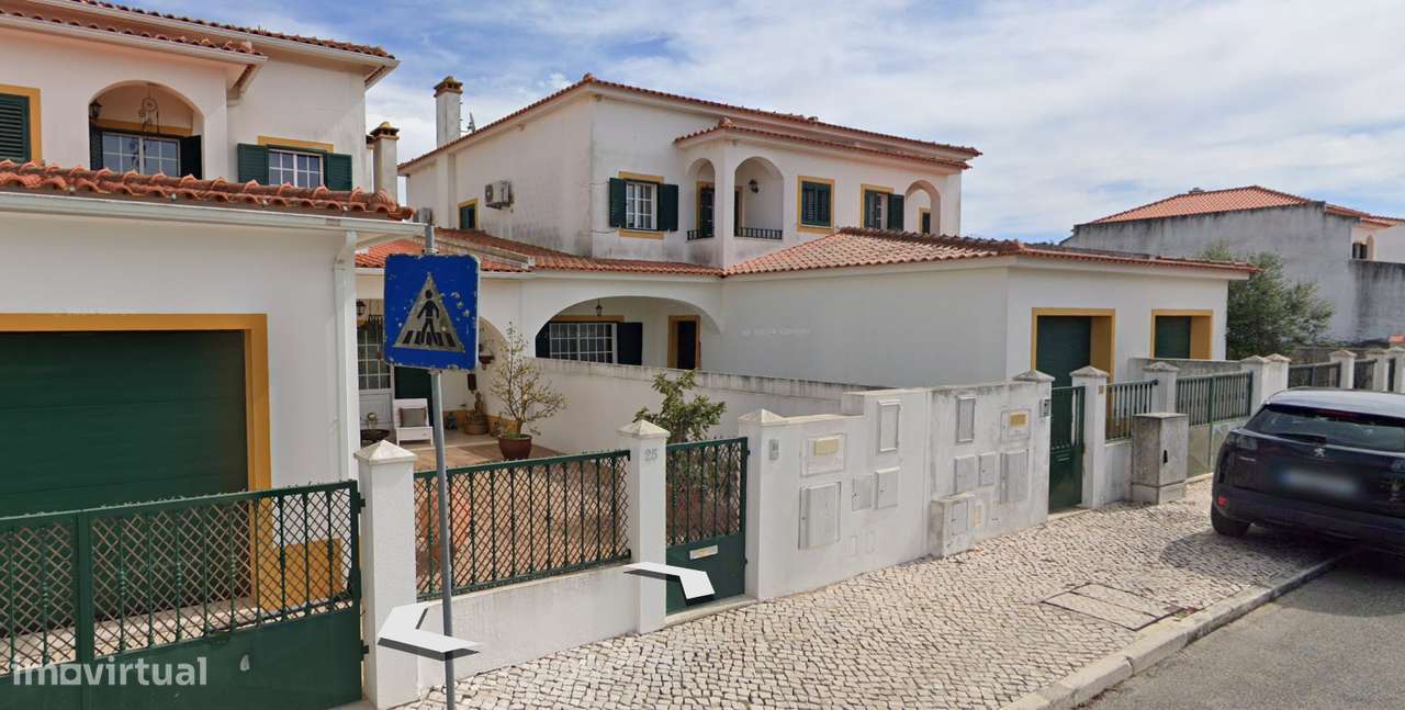 Moradia T3 em banda | 2 pisos e quintal, estimada | área  de 214m2-45