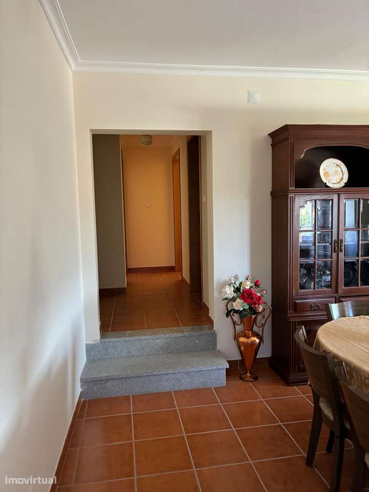 Moradia T5 Isolada com Jardim e Varanda-9
