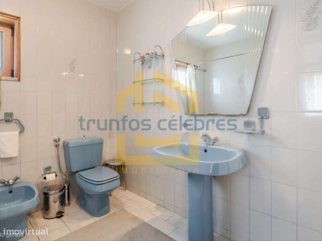 Moradia T4 de 4 Frentes Renovada inserida num lote de 1450m2 | Laún...-24