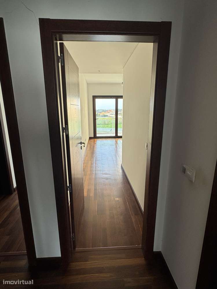 T4 com varanda, garagem e acessibilidade, 195m²-17