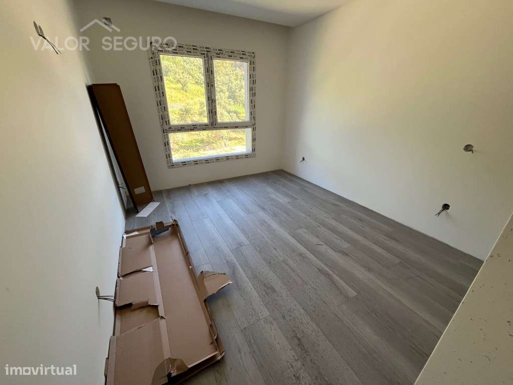 Apartamento T3 novo com garagem 2 viaturas no Sobralinho-16