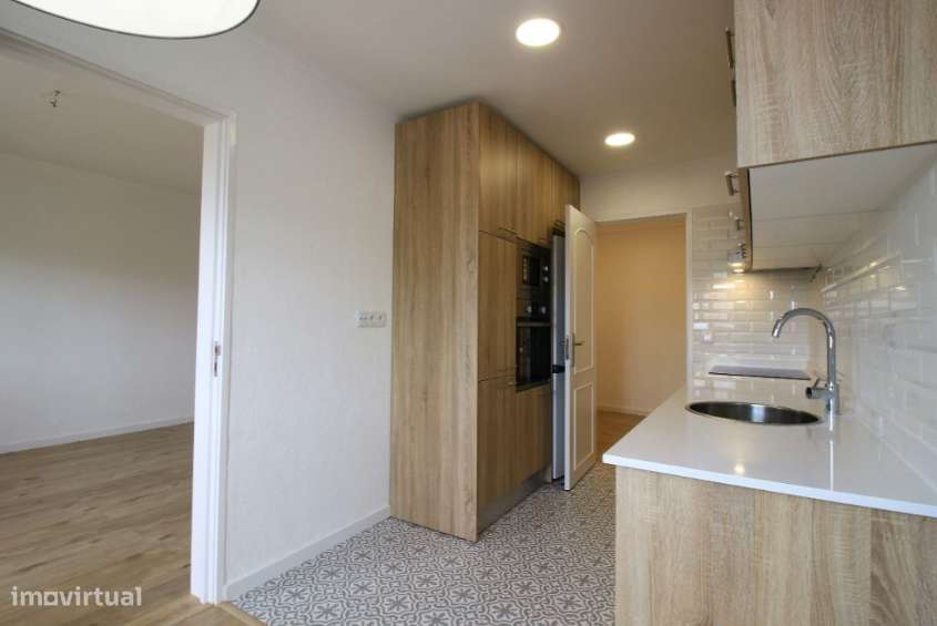 T1 a estrear com garagem no Ccém junto transportes - Grande imagem: 3/8