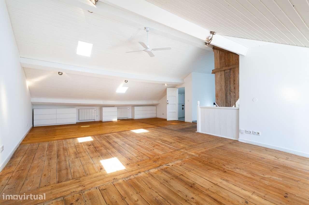 Cobertura com 65m2 com terraço em edifício pombalino no coração do Prí - Grande imagem: 2/27