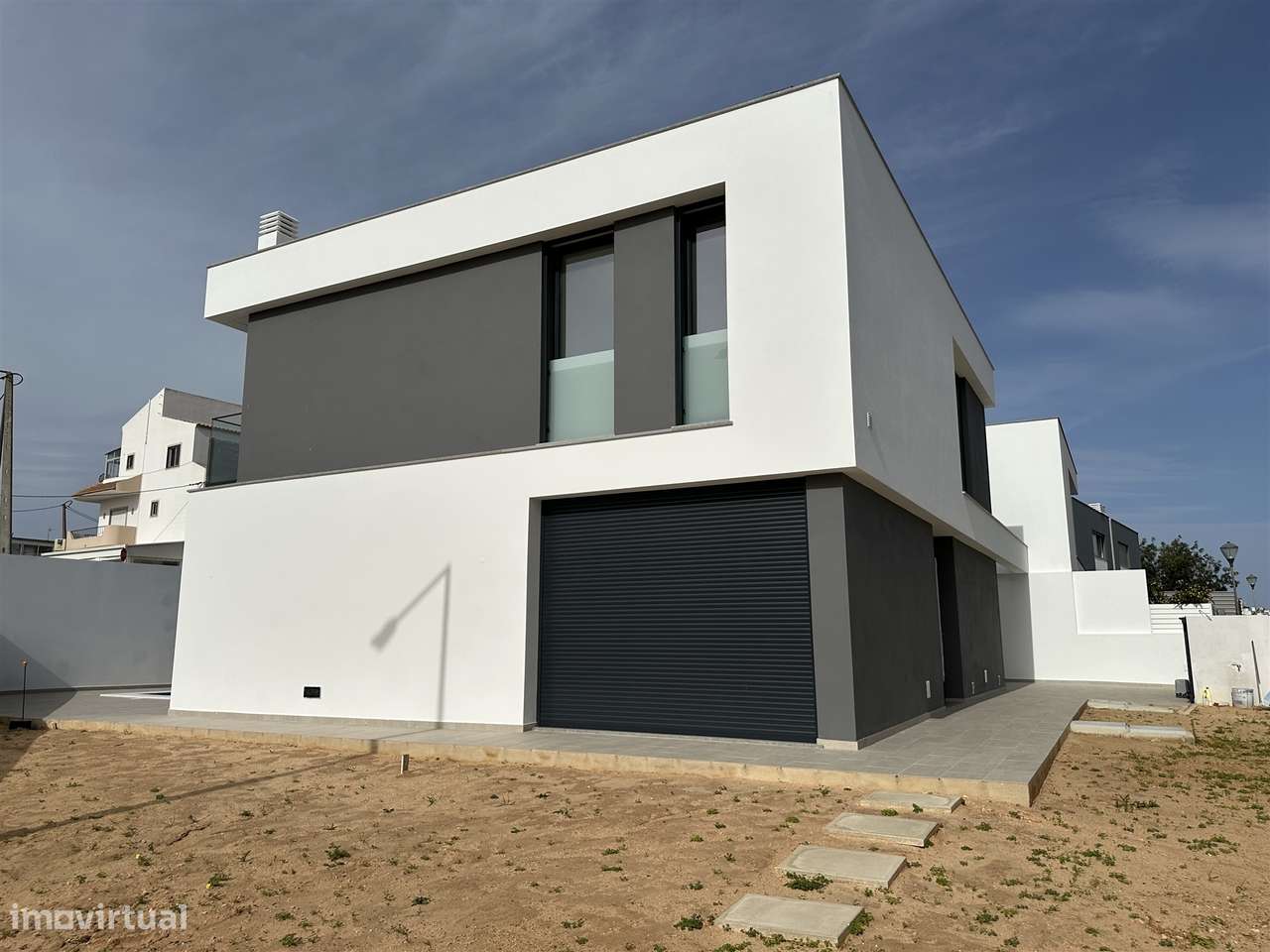 Moradia Unifamiliar de Luxo com Piscina e Jardim-2