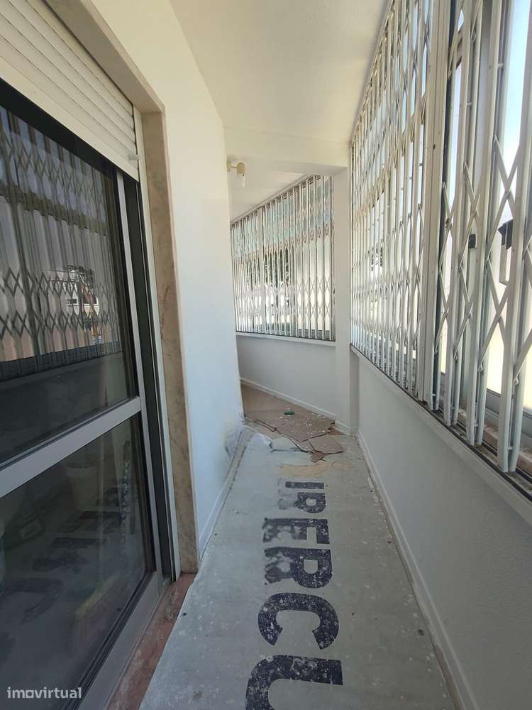 Apartamento T2 remodelado (r/c) com uma arrecadação generosa-15