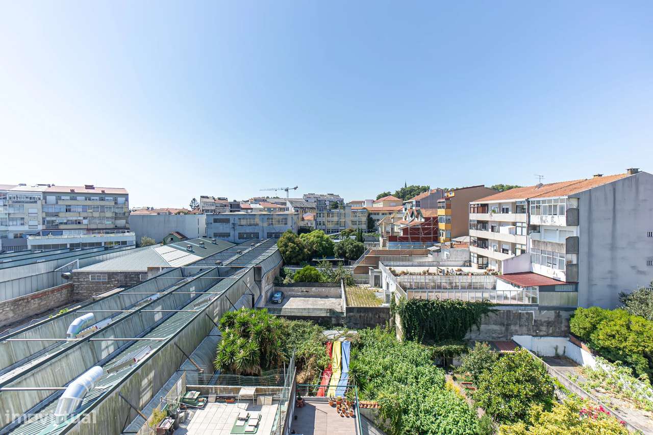 Apartamento T2+1 com Terraço na Prestigiada Rua da Alegria-33