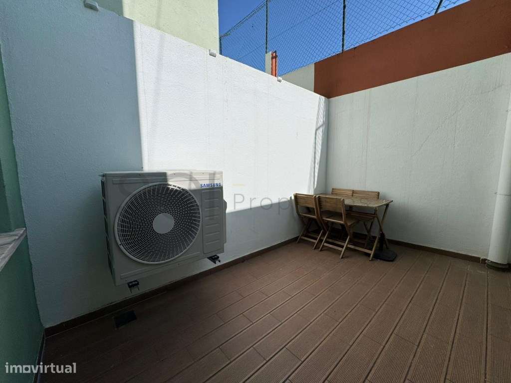 Apartamento T2 Centro de Almada Remodelado com Terraço-9