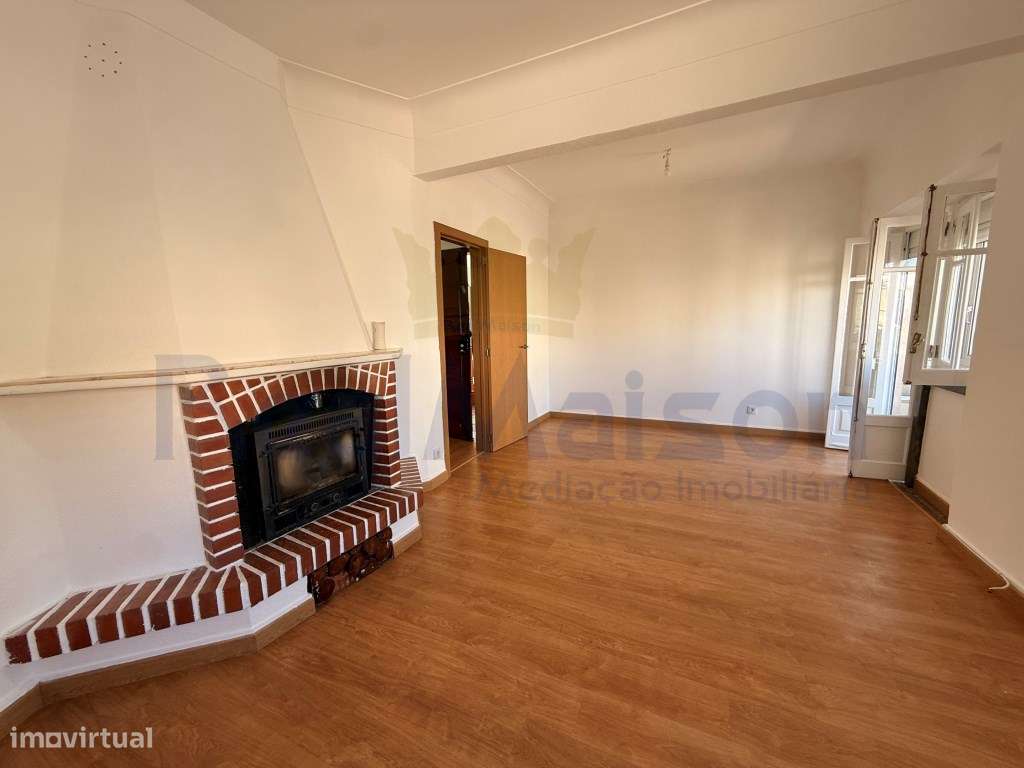 Vende-se T4 em Mem Martins - 500m da Estação-0
