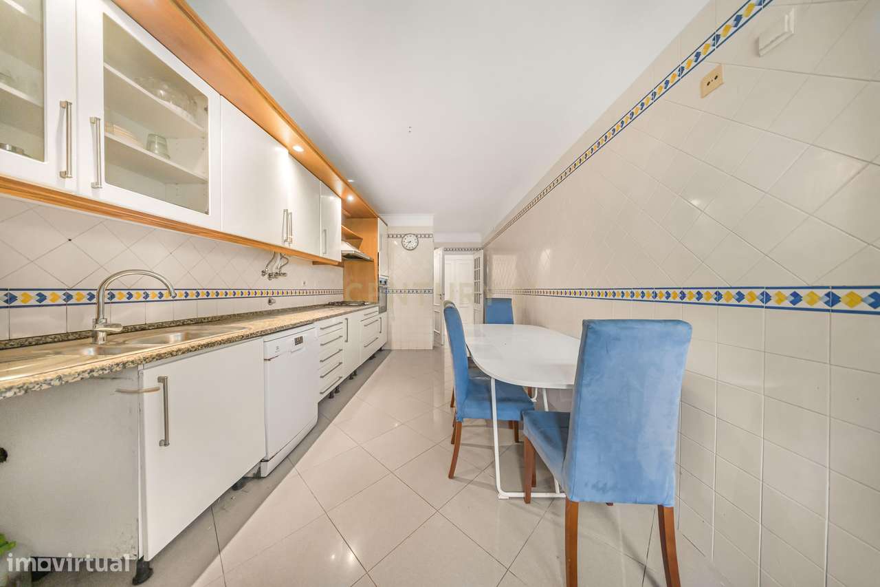 T3 com Terraço de 50m² a Sul, Garagem e Arrecadação | Jardins da Pared-8