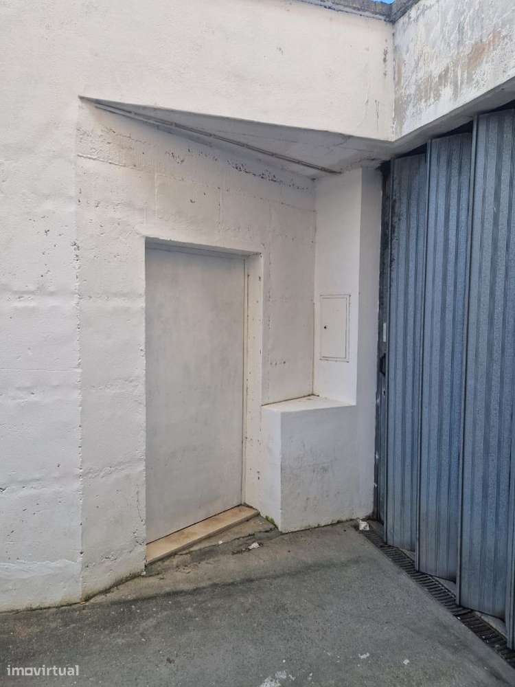 Lote de garagens fechadas no Bairro do Liceu, Aveiro-11