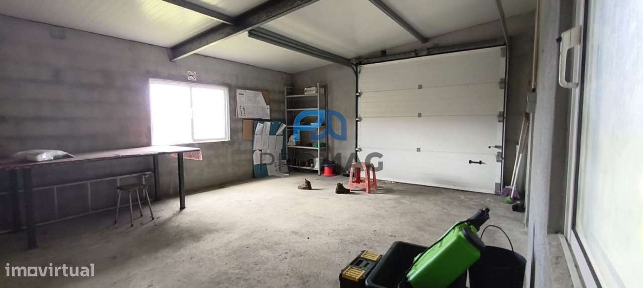 Terreno Urbanizável de 7959 m² com Armazém-34