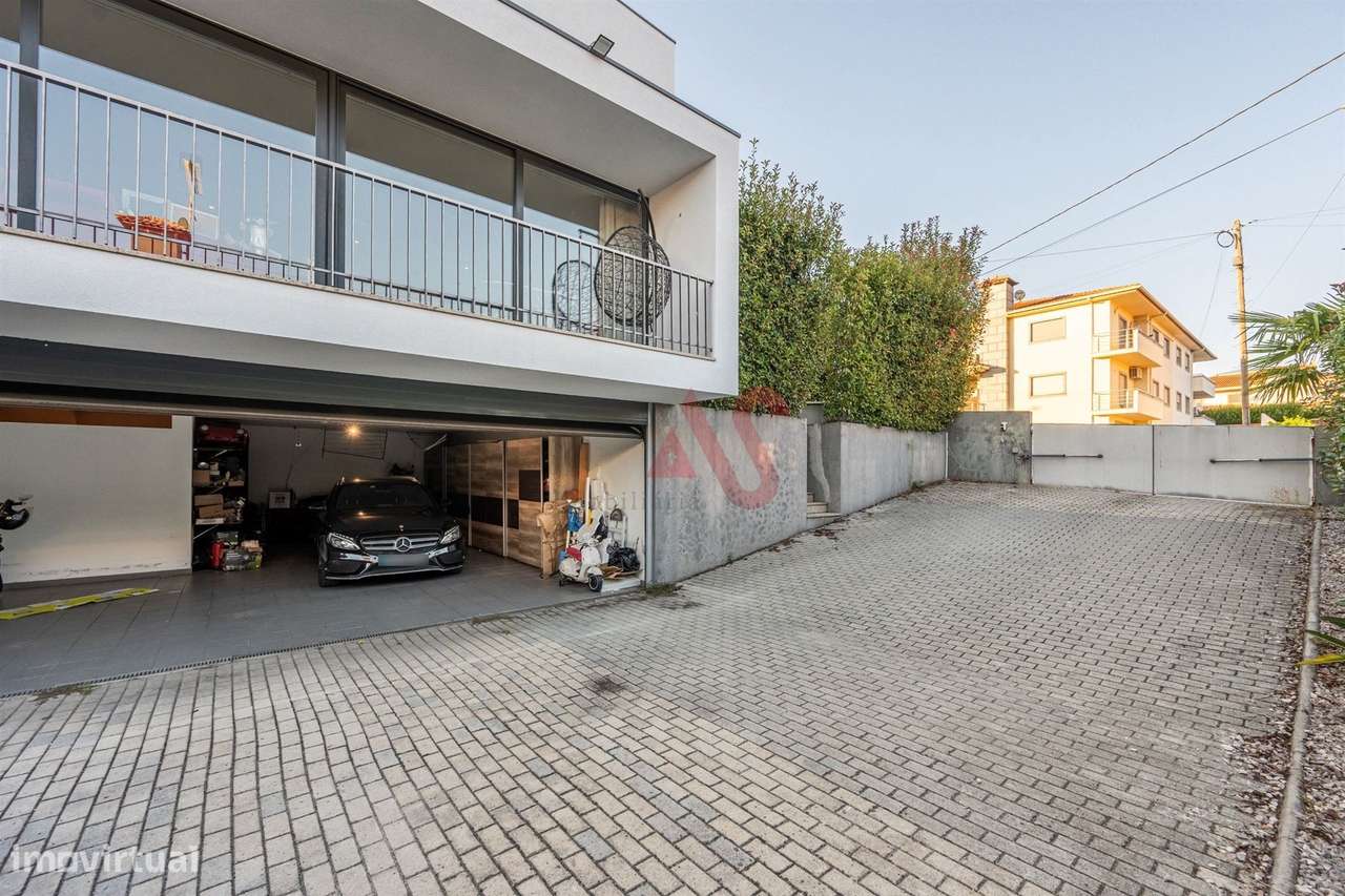 Moradia T4 com Suite Master, Jardim e Garagem para 4 carros | Corvite,-28