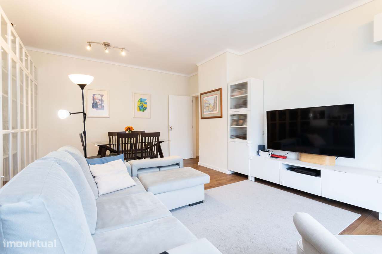 Elegância Familiar em Miraflores: Apartamento T2 Remodelado com Vistas - Grande imagem: 3/16