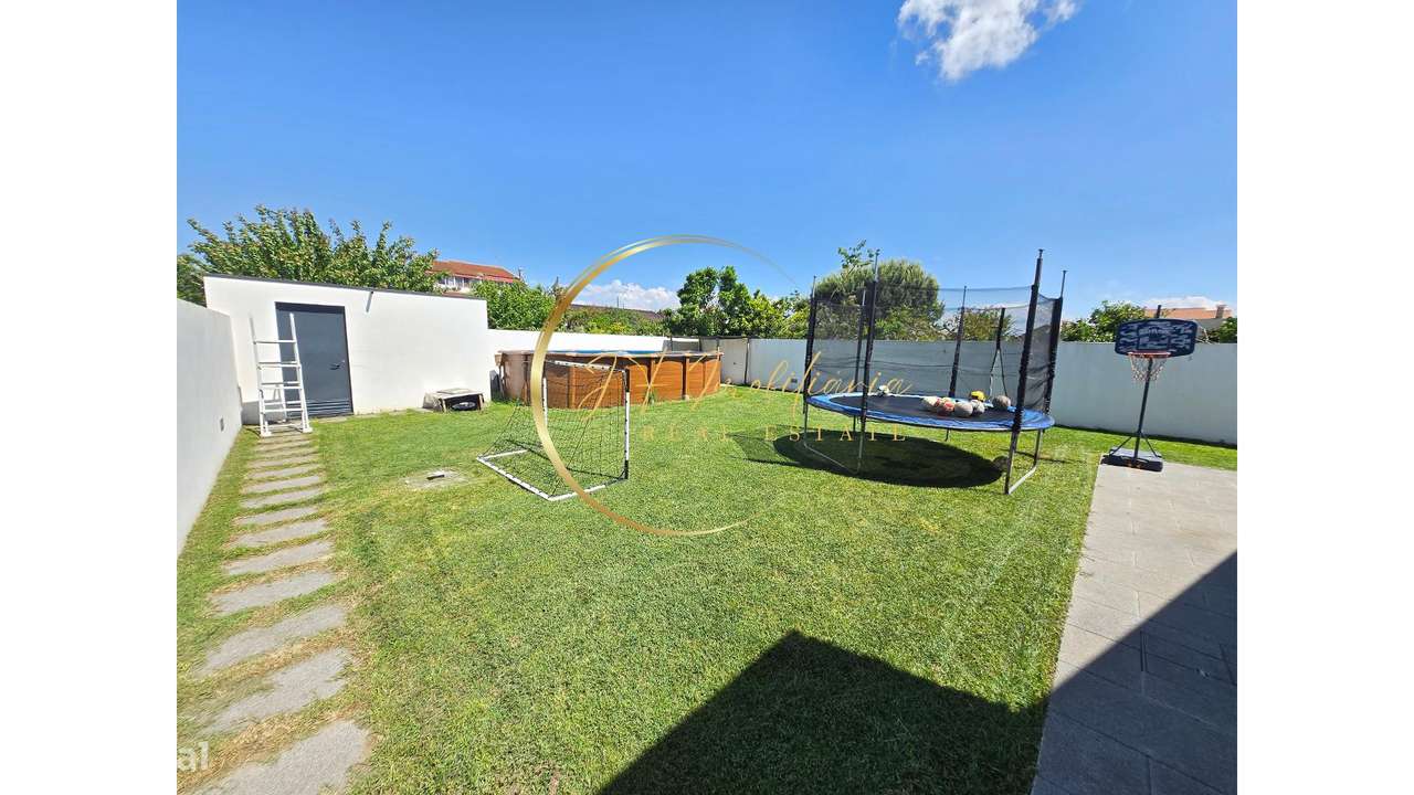 Moradia T4 de Luxo com Jardim-19