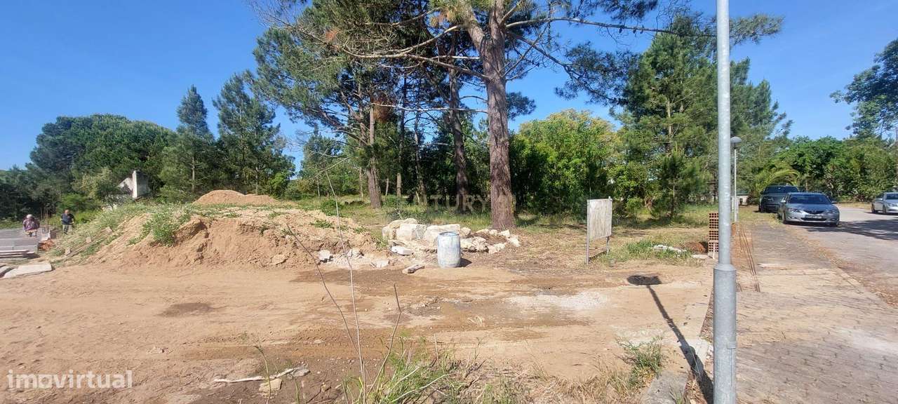 Moradia térrea e isolada, em início de construção, inserida em lote co-11