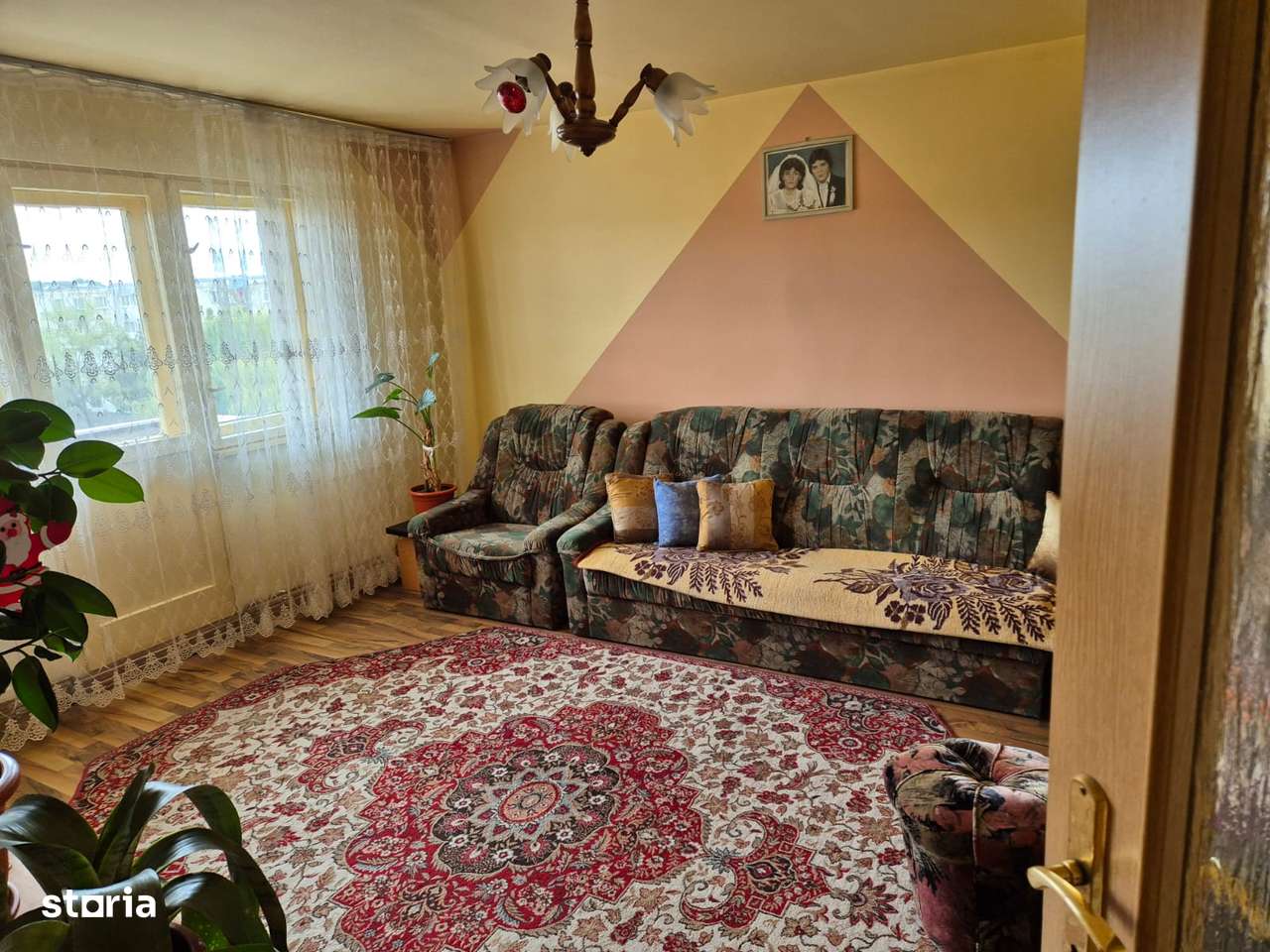 Apartament cu 4 camere, balcon/renovat recent-0