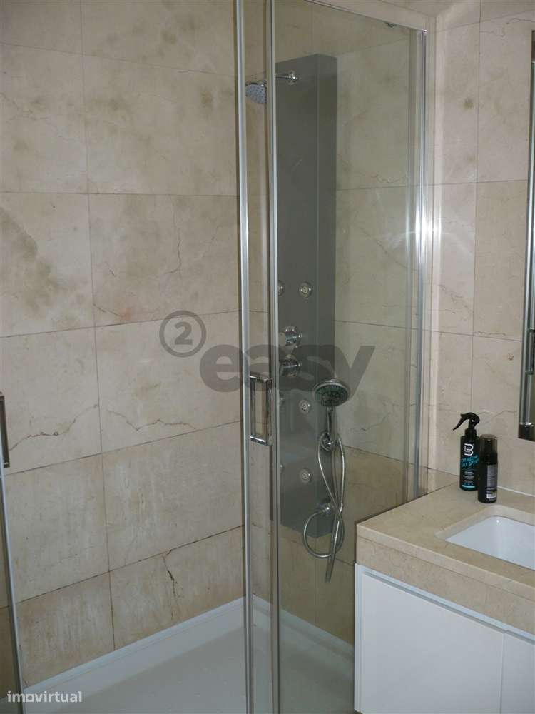 MORADIA EM BANDA T4 COM JARDIM-22