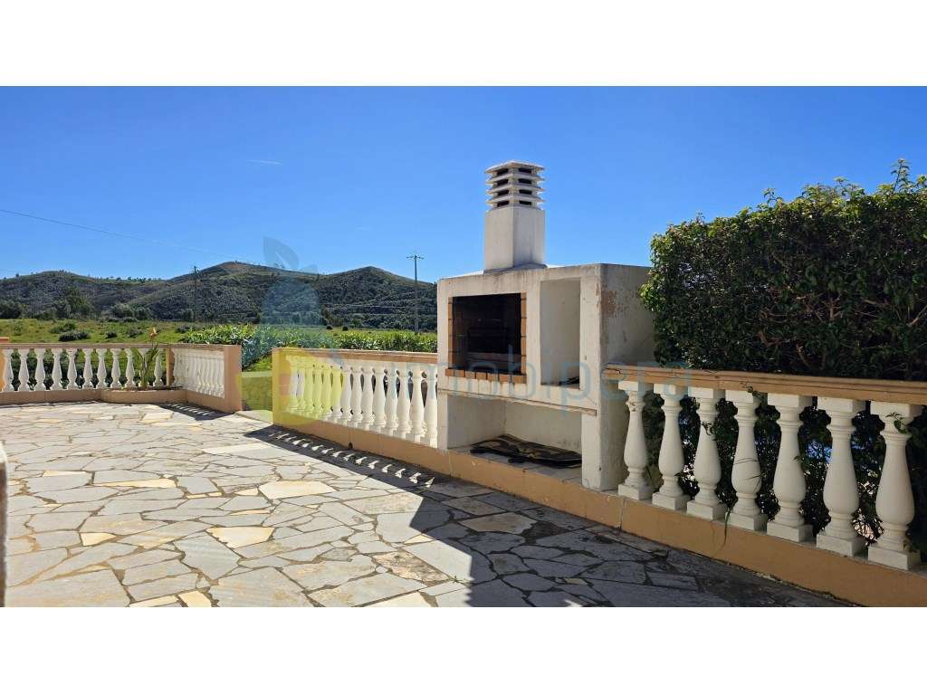 Moradia V4 com piscina e uma vista deslumbrante-41