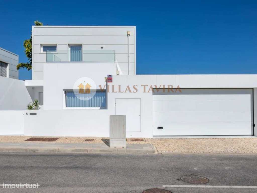 Moradia T3 de Luxo com Piscina, Vista Mar e Acabamentos Premium-51