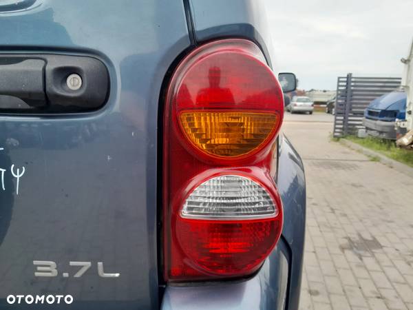 JEEP CHEROKEE LIBERTY LAMPA TYLNA PRAWA W BŁOTNIK - 1