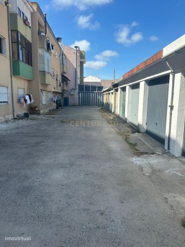 Garagem individual localizada no Fogueteiro, Seixal.-1