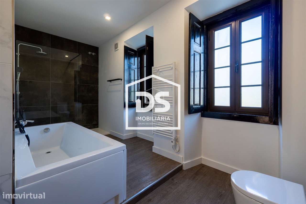 Moradia T4 + T1 com amplo terreno e espaços de lazer em Juncal, Porto-24