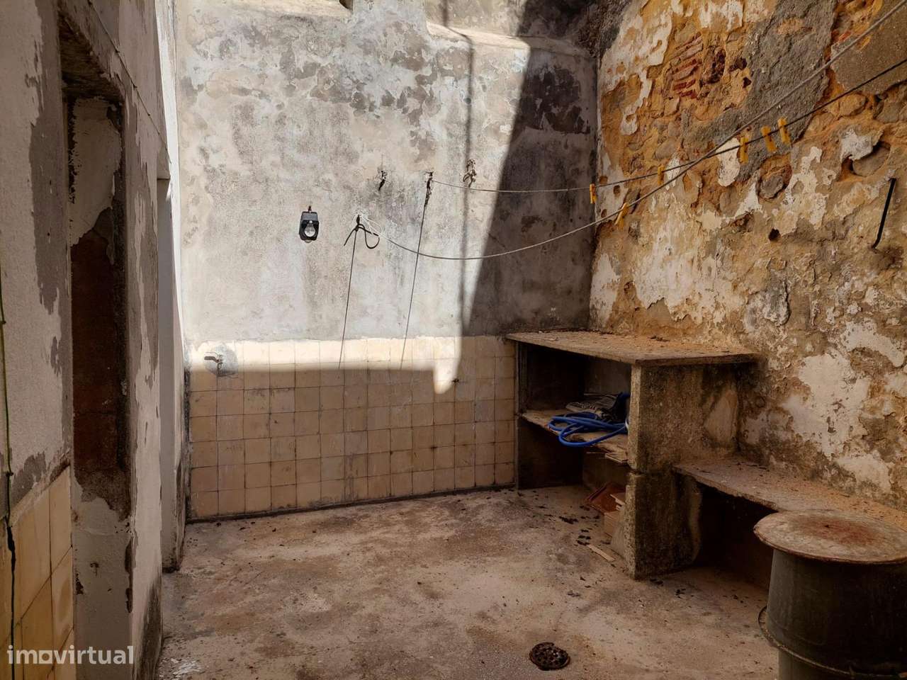 Moradia Térrea com logradouro , na Rua da Brasileira -Baixa de...-16