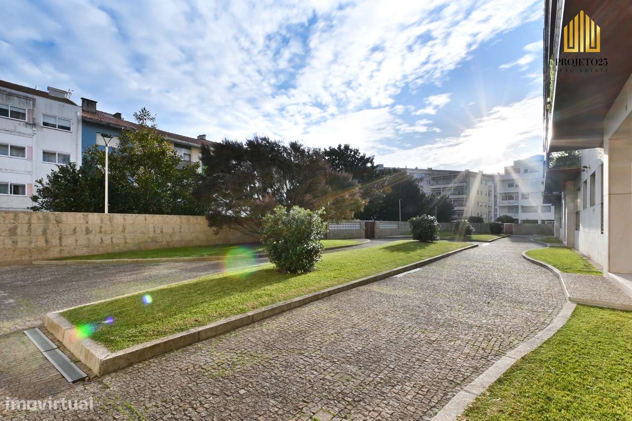 T2 Com Terraço Privativo em Condº Fechado com Piscina Coberta e Jardim-29