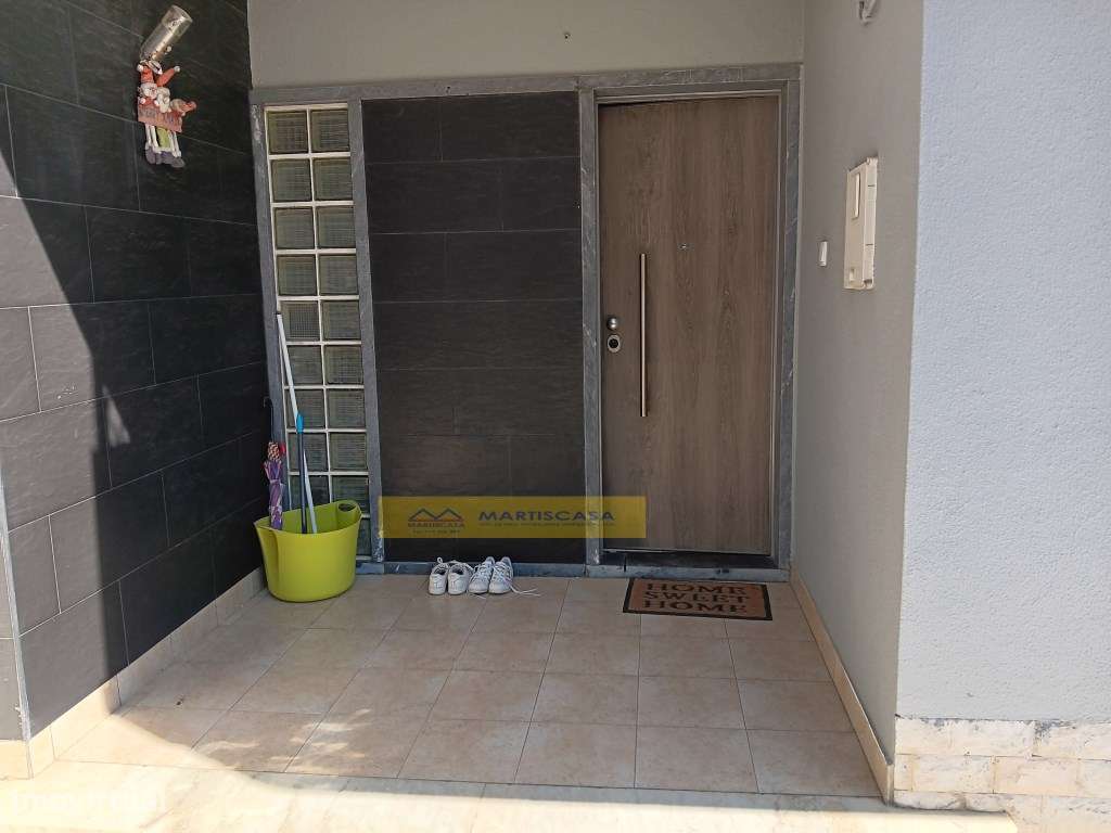 Moradia T4 totalmente remodelada, garagem, sotão e espaço exterior,... - Grande imagem: 4/57