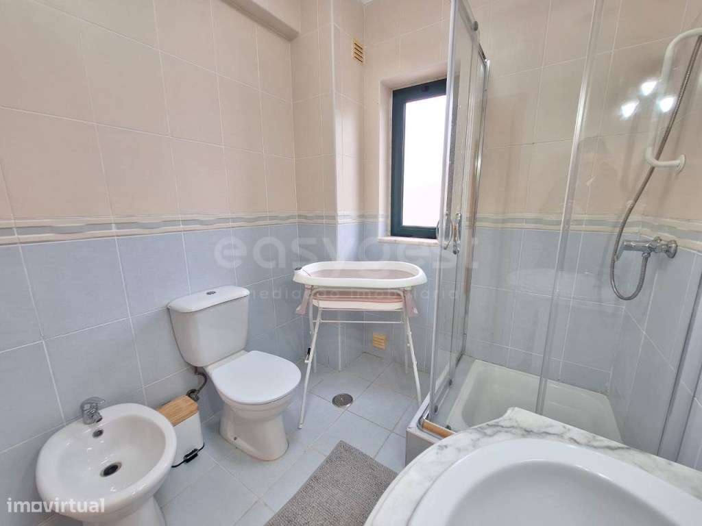 Apartamento T3 com 152 m2, com parqueamento na garagem localizado n...-8