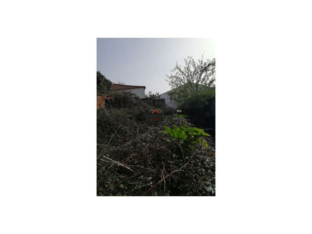 Moradia T4 com Espaço Comercial-12