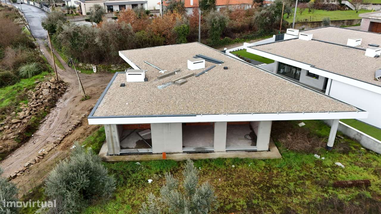 Moradia isolada nova com jardim e garagem - Grande imagem: 5/8