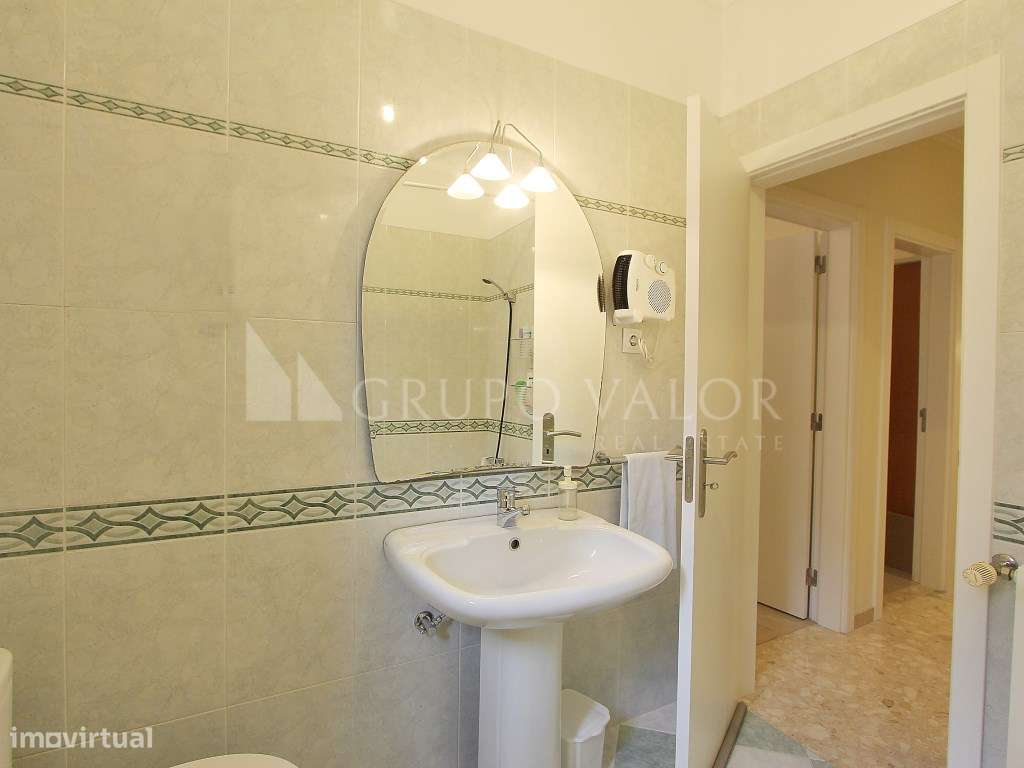 Moradia T4 com Garagem e Logradouro de 200m2 - Algueirão Mem Martins-29