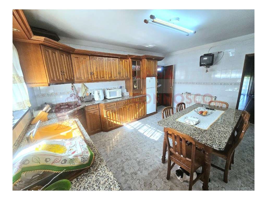 Moradia T3+T2 com garagem e jardim.-9