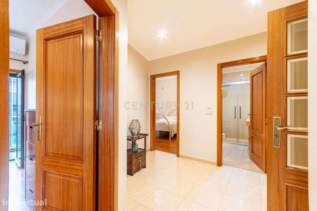 T3 com duas varandas na Rua Pulido Valente Colinas do Cruzeiro-21