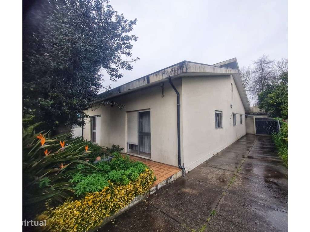Moradia V4/T4 rés do chão e isolada em Guifões- Porto-17