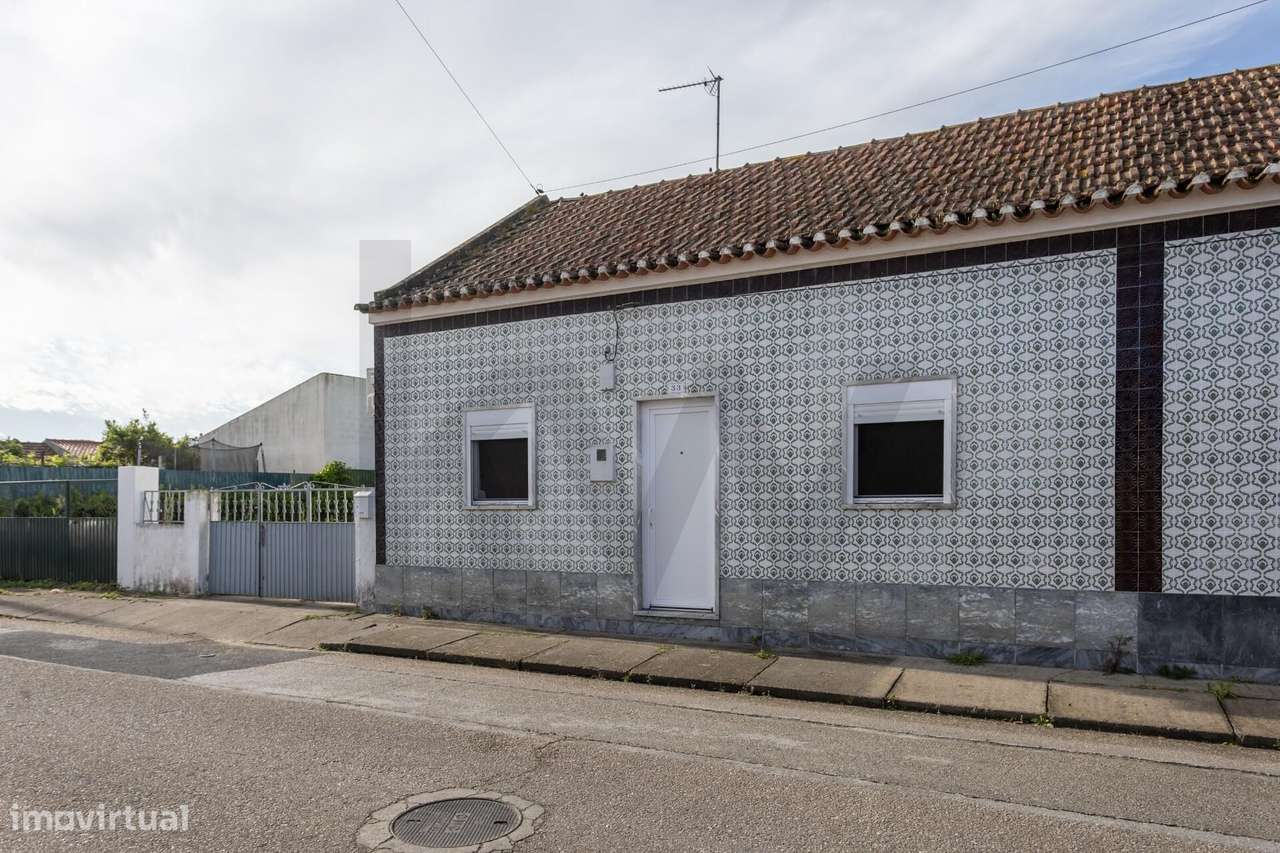 Moradia T2  com Garagem  e anexos inserida num lote de 1500 m2 de ter-56